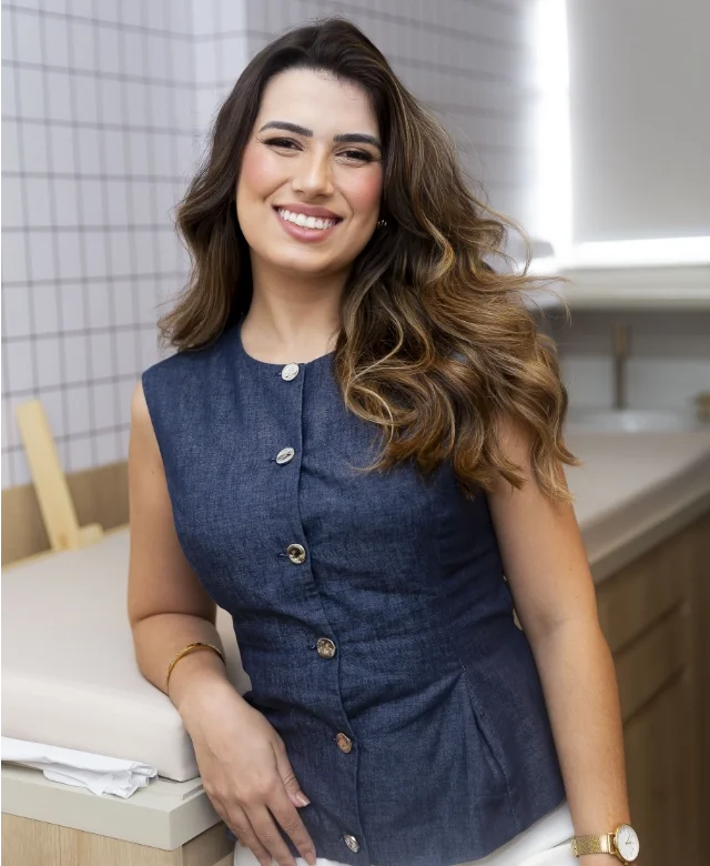 Dra. Caroline Ribeiro, médica em Nova Iguaçu, acolhendo uma criança em consulta